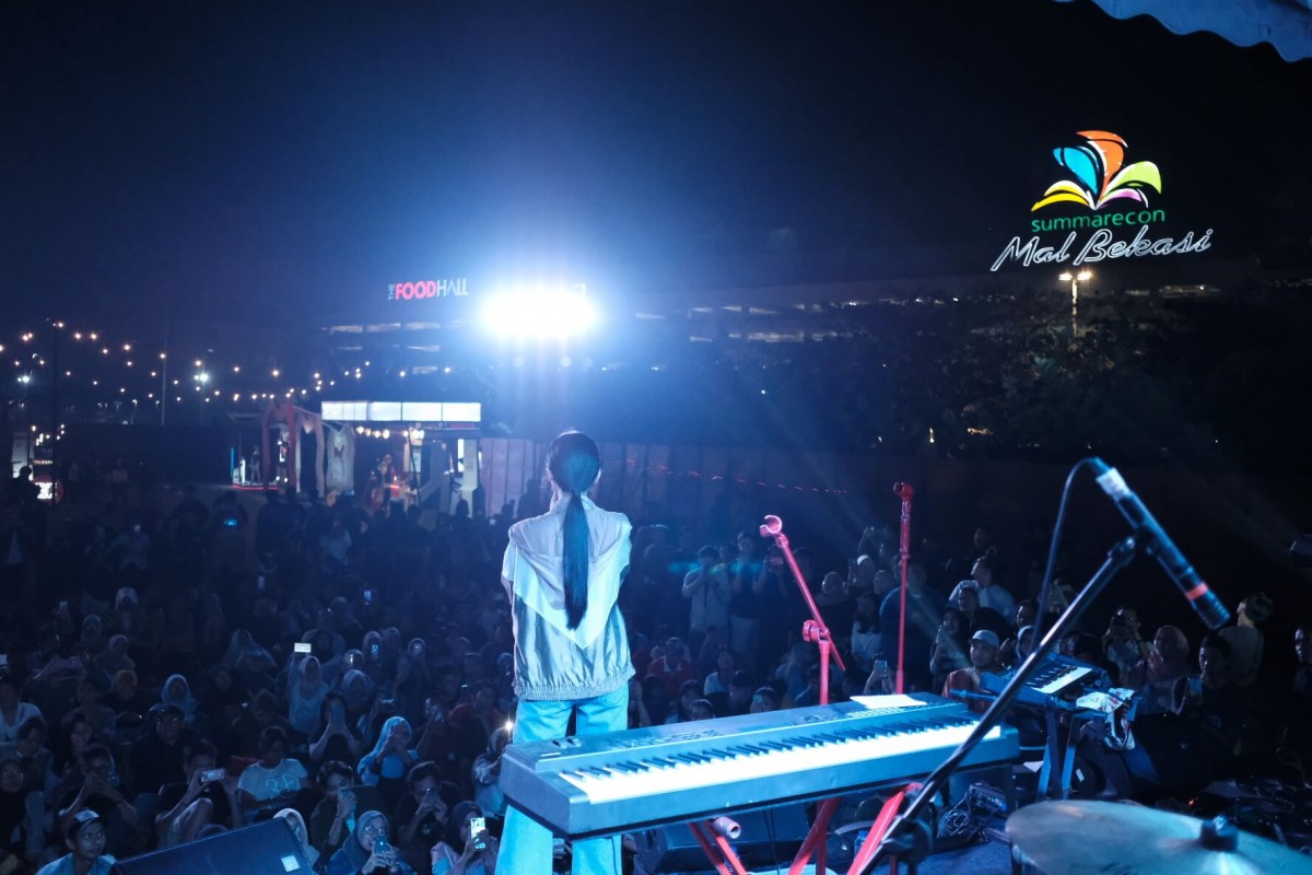 Isyana mengajak para penonton untuk bernyanyi bersama